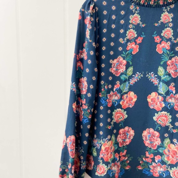floral printed, turtleneck style top - Picture 4 of 9